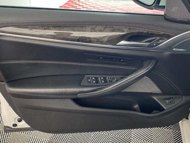 Photo of 2018 Mineral White Metallic BMW 540
