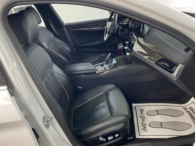 Photo of 2018 Mineral White Metallic BMW 540