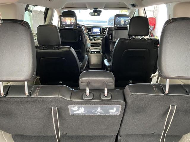 Photo of 2019 Granite Crystal Metallic Clearcoat Chrysler Pacifica