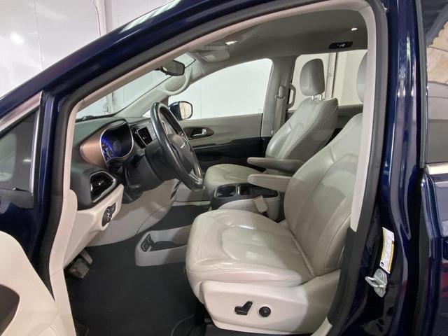 Photo of 2018 Jazz Blue Pearlcoat Chrysler Pacifica