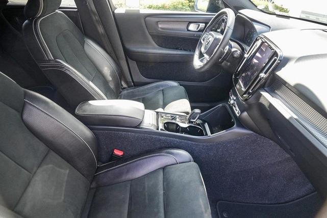 Photo of 2020 Bursting Blue Metallic Volvo XC40