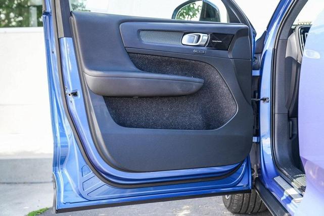 Photo of 2020 Bursting Blue Metallic Volvo XC40