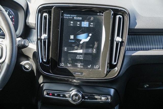 Photo of 2020 Bursting Blue Metallic Volvo XC40