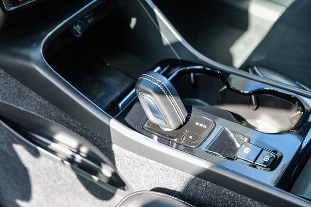 Photo of 2020 Bursting Blue Metallic Volvo XC40