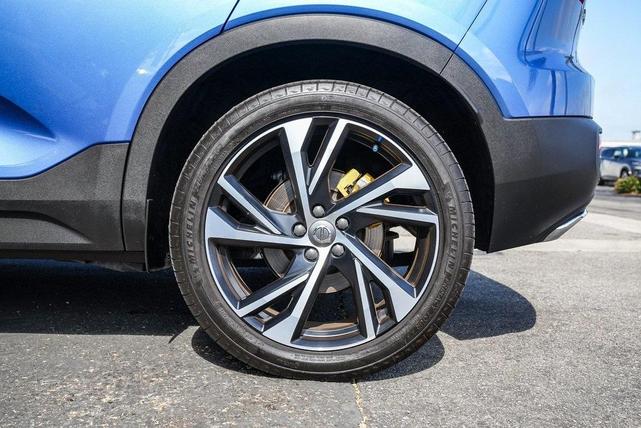 Photo of 2020 Bursting Blue Metallic Volvo XC40