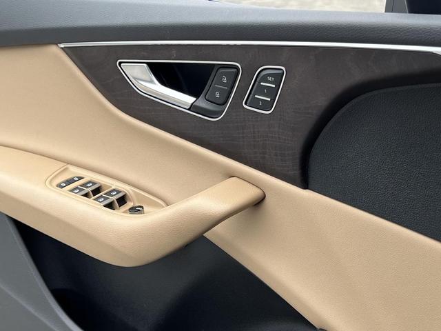 Photo of 2020 Glacier White Metallic Audi Q8