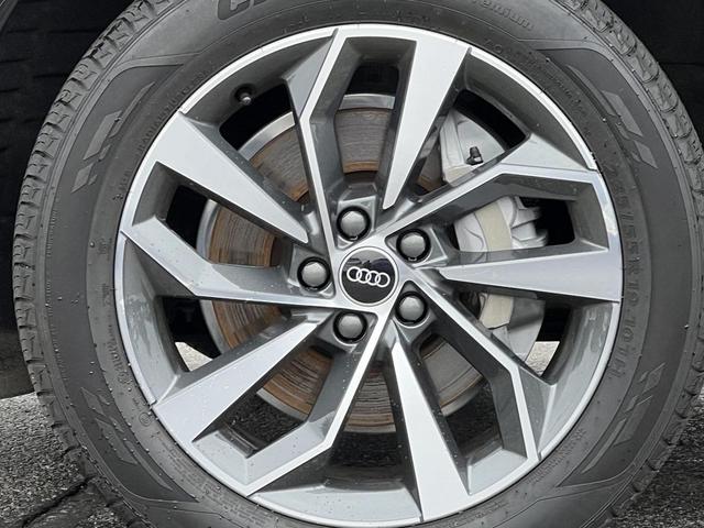 Photo of 2022 Mythos Black Metallic Audi Q5