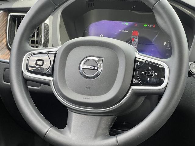 Photo of 2023 Onyx Black Metallic Volvo XC60