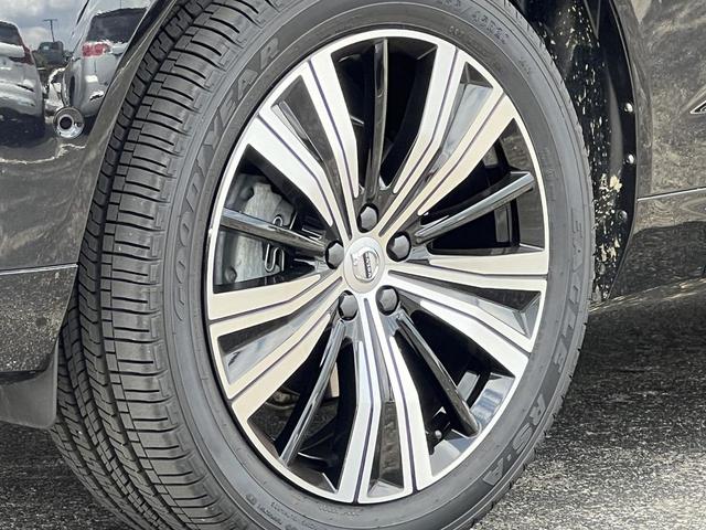 Photo of 2023 Onyx Black Metallic Volvo XC60