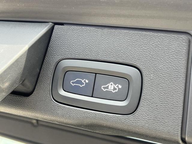 Photo of 2023 Onyx Black Metallic Volvo XC60