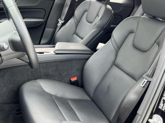 Photo of 2023 Onyx Black Metallic Volvo XC60