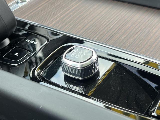 Photo of 2023 Onyx Black Metallic Volvo XC60