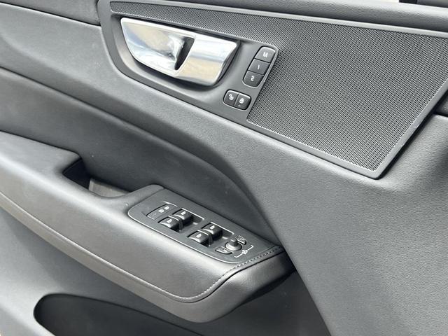 Photo of 2023 Onyx Black Metallic Volvo XC60
