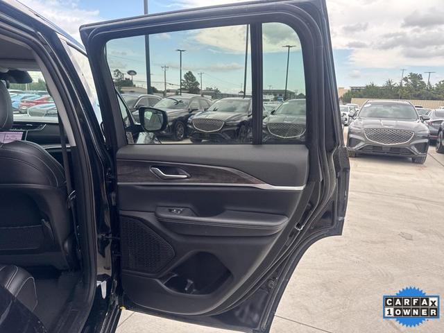 Photo of 2024 Diamond Black Crystal Pearlcoat Jeep Grand Cherokee