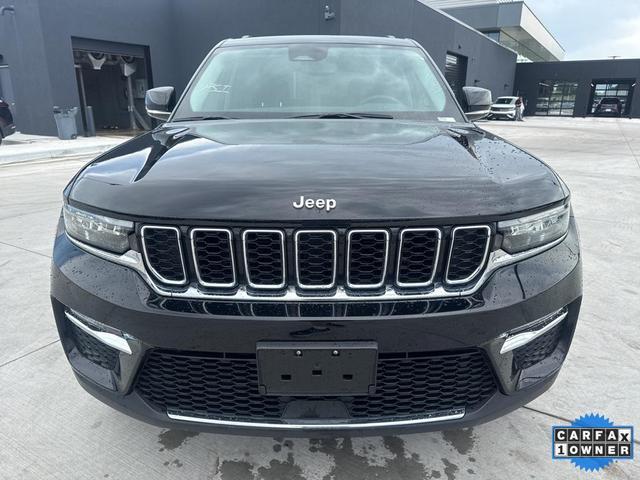 Photo of 2024 Diamond Black Crystal Pearlcoat Jeep Grand Cherokee