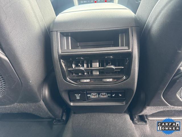 Photo of 2024 Diamond Black Crystal Pearlcoat Jeep Grand Cherokee