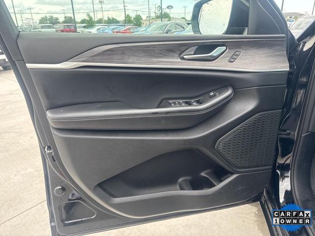 Photo of 2024 Diamond Black Crystal Pearlcoat Jeep Grand Cherokee