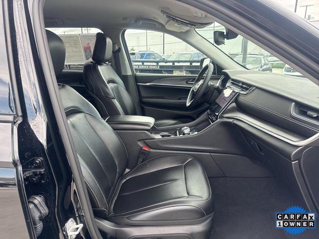 Photo of 2024 Diamond Black Crystal Pearlcoat Jeep Grand Cherokee