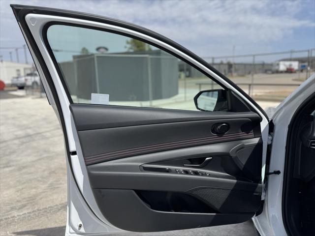 Photo of 2025 Atlas White Hyundai ELANTRA