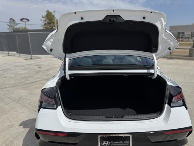 Photo of 2025 Atlas White Hyundai ELANTRA