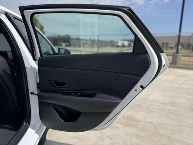 Photo of 2025 Atlas White Hyundai ELANTRA