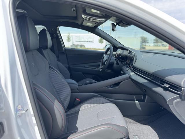 Photo of 2025 Atlas White Hyundai ELANTRA