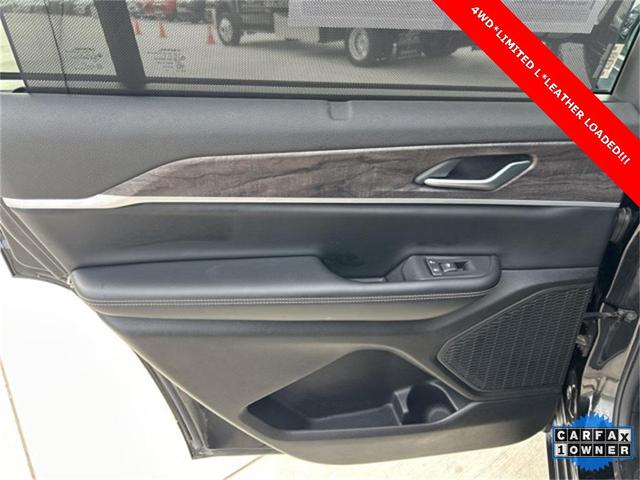 Photo of 2024 Diamond Black Crystal Pearlcoat Jeep Grand Cherokee L