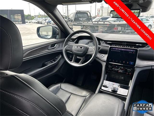 Photo of 2024 Diamond Black Crystal Pearlcoat Jeep Grand Cherokee L