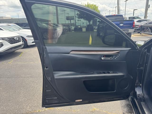 Photo of 2015 Obsidian Lexus ES 350