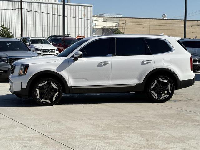 Photo of 2024 Glacial White Pearl Kia Telluride