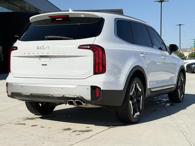 Photo of 2024 Glacial White Pearl Kia Telluride