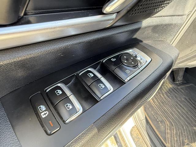Photo of 2024 Glacial White Pearl Kia Telluride