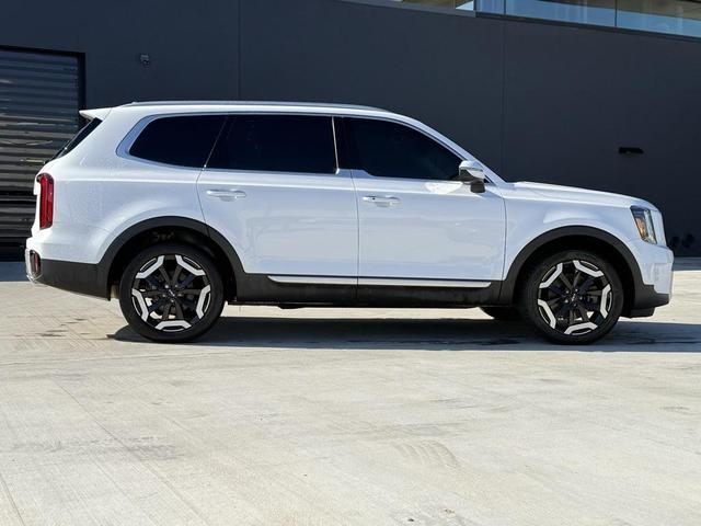 Photo of 2024 Glacial White Pearl Kia Telluride