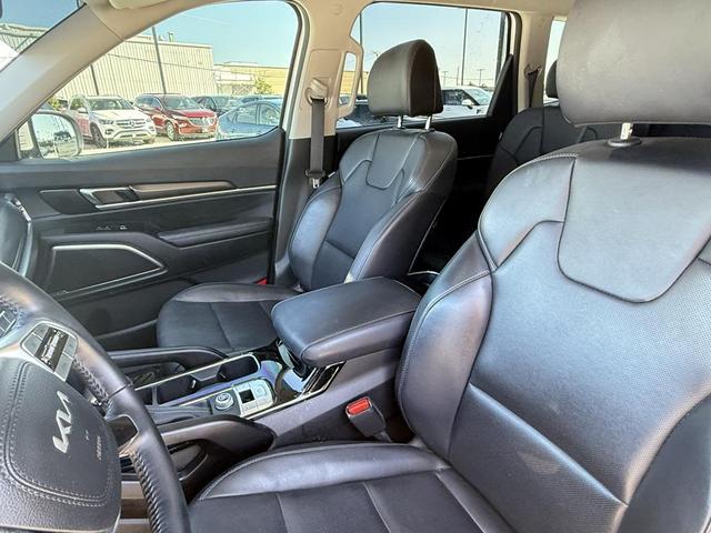 Photo of 2024 Glacial White Pearl Kia Telluride
