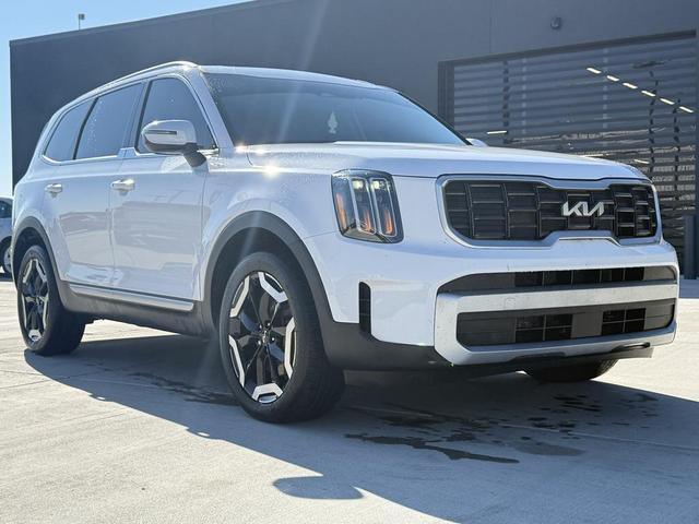 Photo of 2024 Glacial White Pearl Kia Telluride