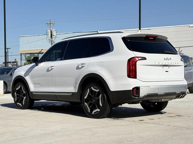 Photo of 2024 Glacial White Pearl Kia Telluride