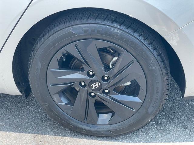 Photo of 2023 Shimmering Silver Hyundai ELANTRA