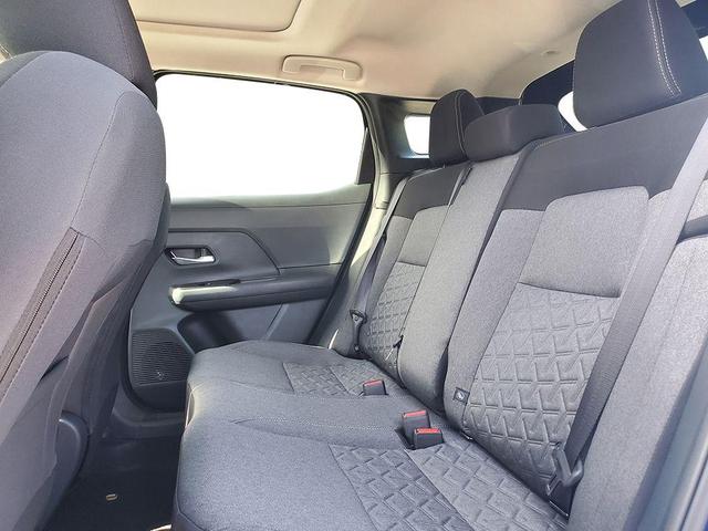 Photo of 2025 White Nissan Kicks