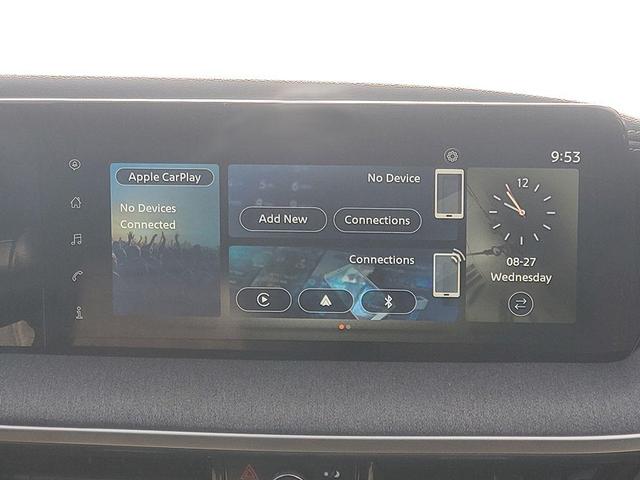 Photo of 2025 White Nissan Kicks