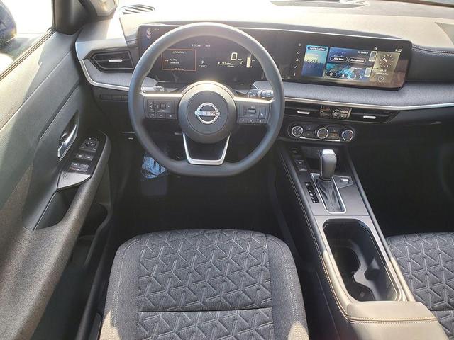 Photo of 2025 White Nissan Kicks