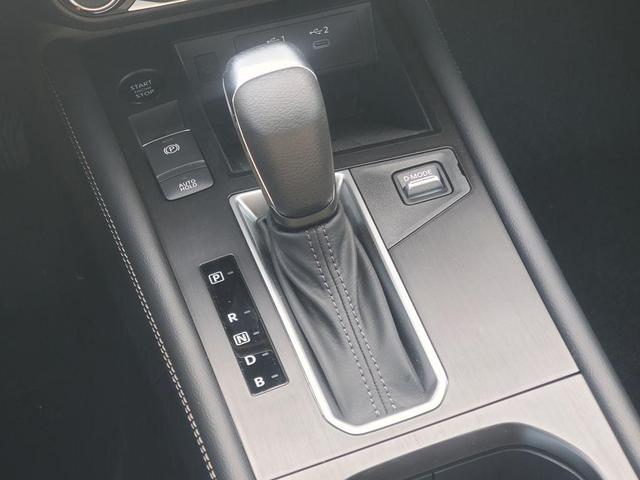 Photo of 2025 White Nissan Kicks
