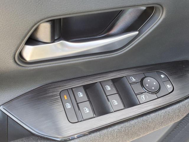 Photo of 2025 White Nissan Kicks