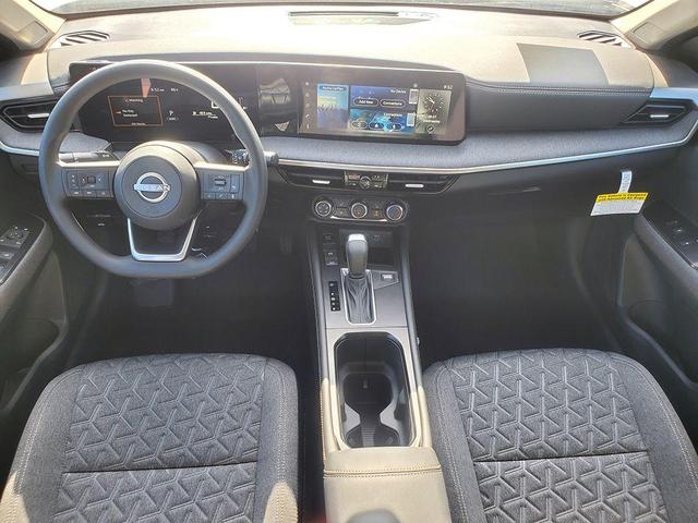 Photo of 2025 White Nissan Kicks