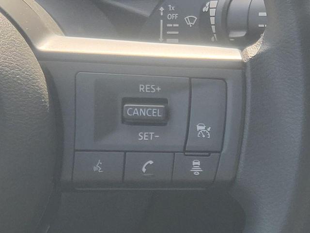 Photo of 2025 White Nissan Kicks