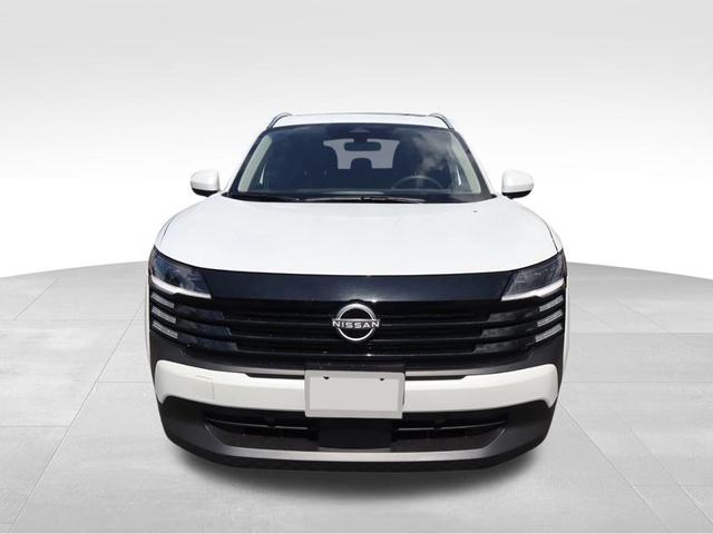 Photo of 2025 White Nissan Kicks