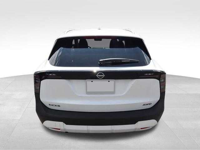 Photo of 2025 White Nissan Kicks