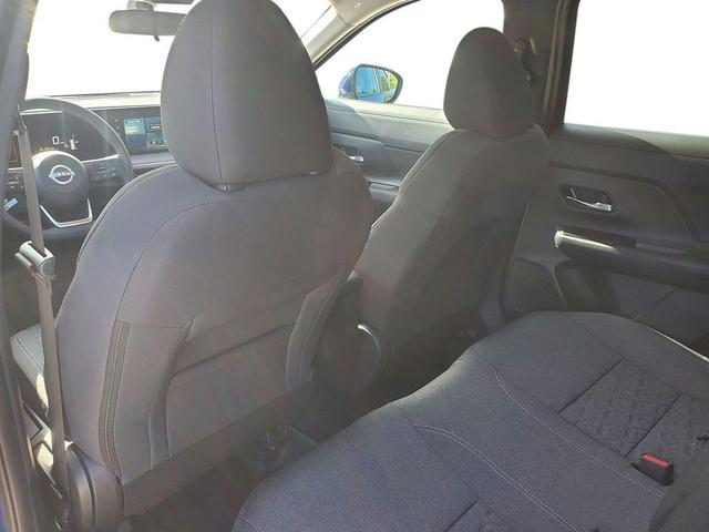 Photo of 2025 White Nissan Kicks