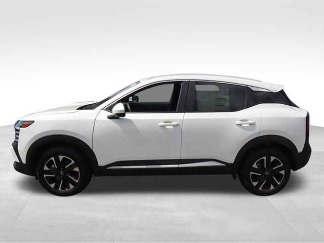 Photo of 2025 White Nissan Kicks