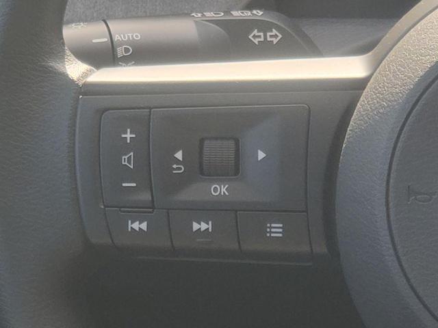 Photo of 2025 White Nissan Kicks