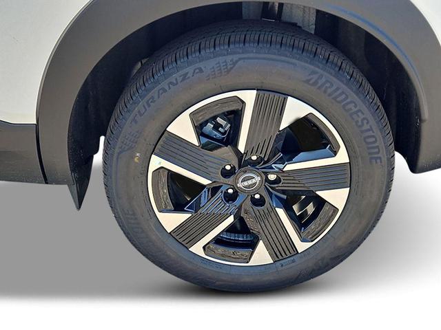 Photo of 2025 White Nissan Kicks